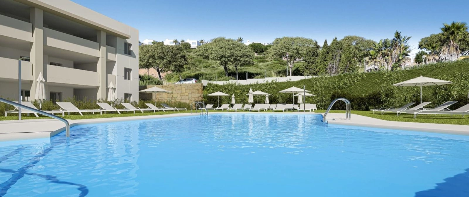 Den vackra gemensamma poolen är en perfekt oas för avkoppling, omgiven av välskötta gräsmattor.