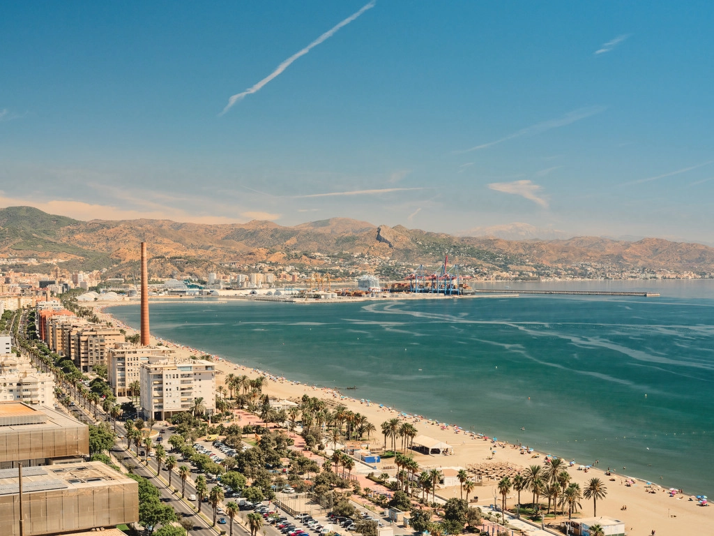 Upplev hisnande panoramautsikt över Medelhavet och Malagas kustlinje från din egen privata terrass.