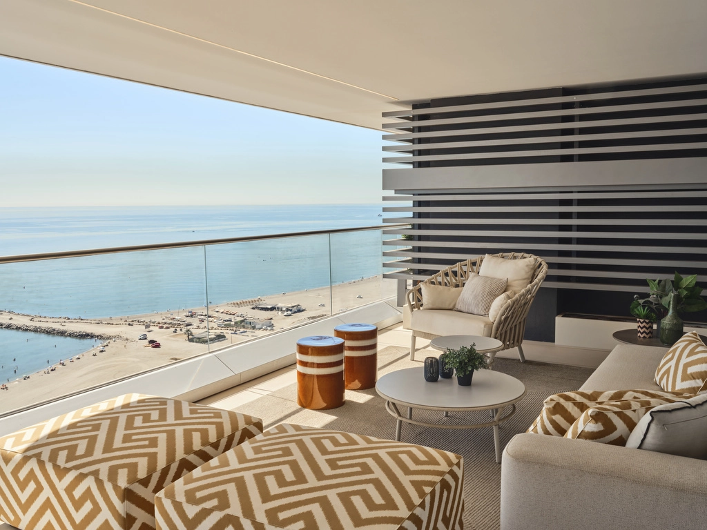 En vackert inredd terrass, perfekt för avkoppling eller middagar medan du njuter av havsbrisen och den fantastiska kustutsikten.