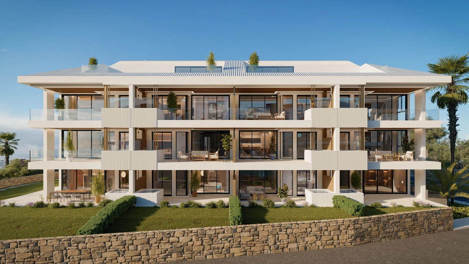 Anläggningens moderna arkitektur, designad för att maximera utsikt och naturligt ljus.