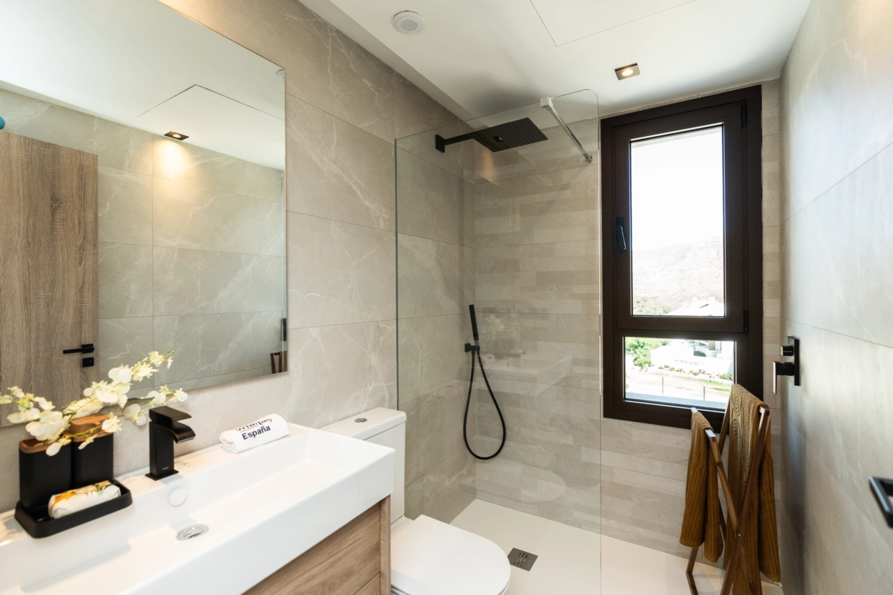 Ett elegant, modernt badrum med högkvalitativa armaturer och duschkabin.