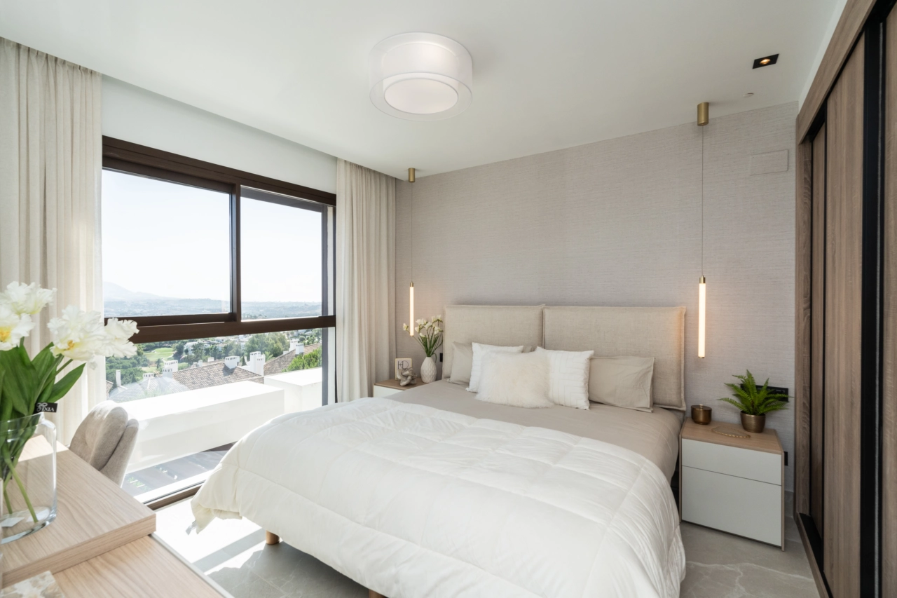 Mastersovrummet är en fridfull tillflyktsort med stora fönster som ramar in det vackra landskapet.