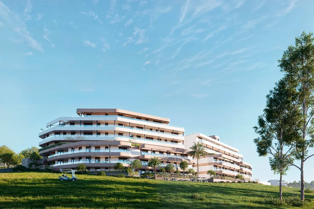 Anläggningens moderna arkitektur integreras vackert med golfbanans gröna landskap.