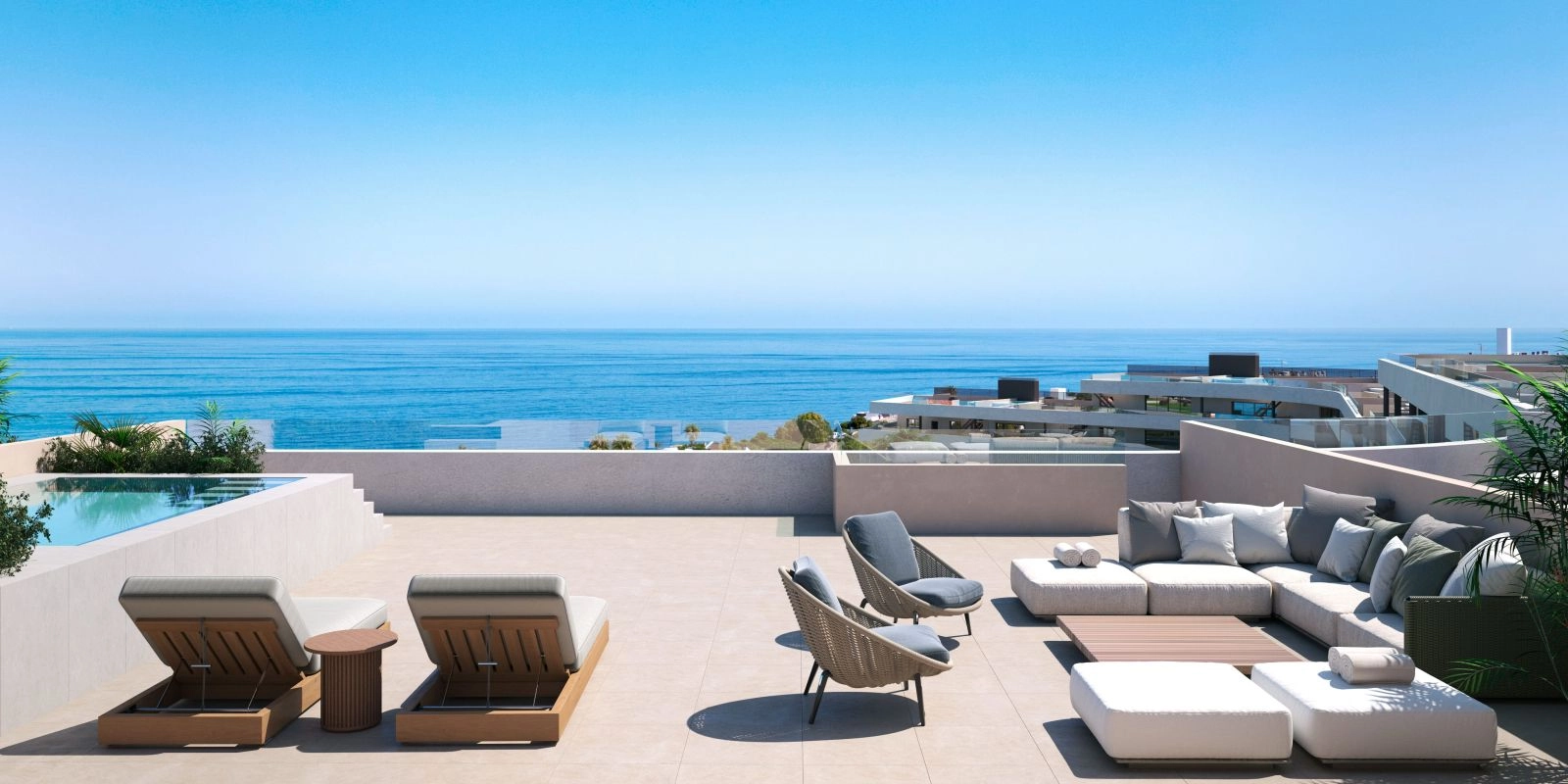 En rymlig takterrass med privat pool, som erbjuder hisnande panoramautsikt över havet.