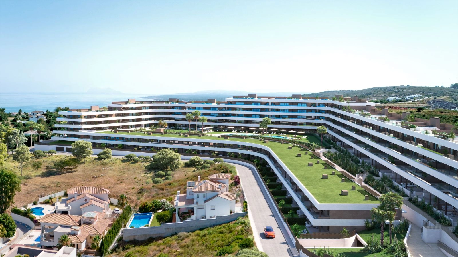 En flygbild över områdets moderna arkitektur, inbäddad i Costa del Sols landskap.