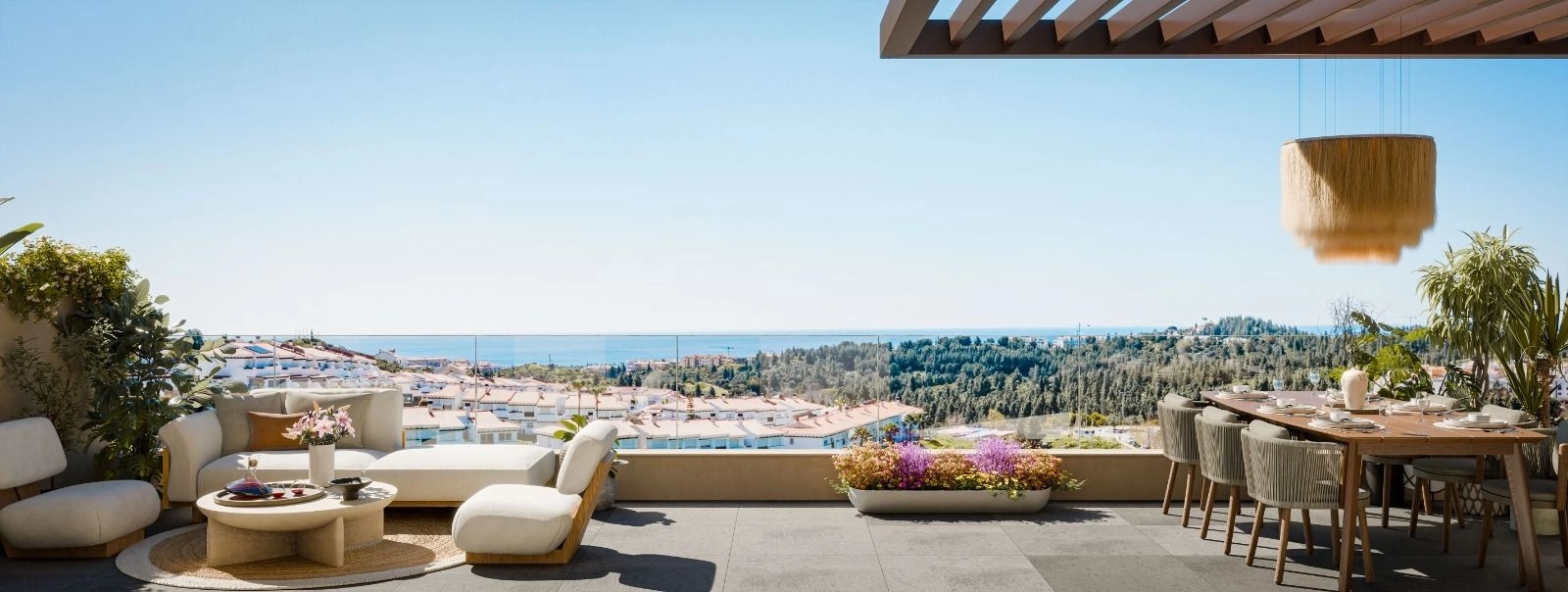 Rymliga terrasser, perfekta för middagar och avkoppling, med panoramautsikt över Medelhavet och Costa del Sol.