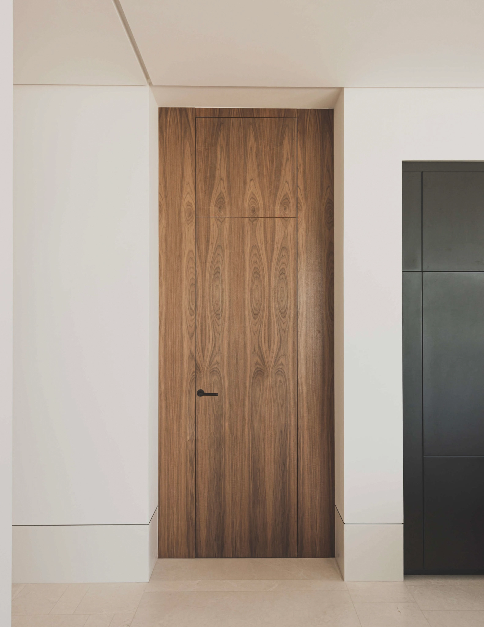 Stilrena inredningsdetaljer inkluderar eleganta trädörrar och kvalitetsgolv.