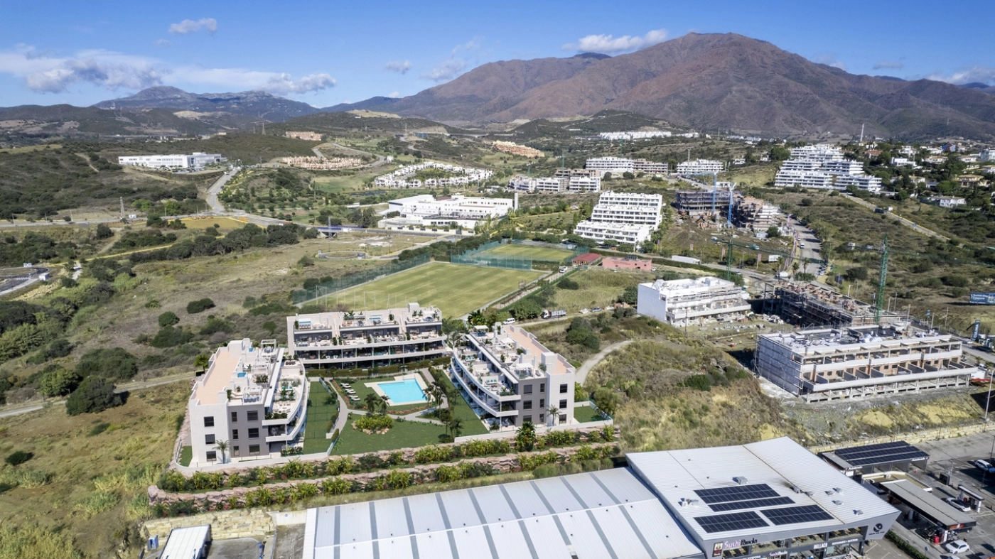 Fastigheten är perfekt placerad mellan havet och bergen, och erbjuder vackra omgivningar.