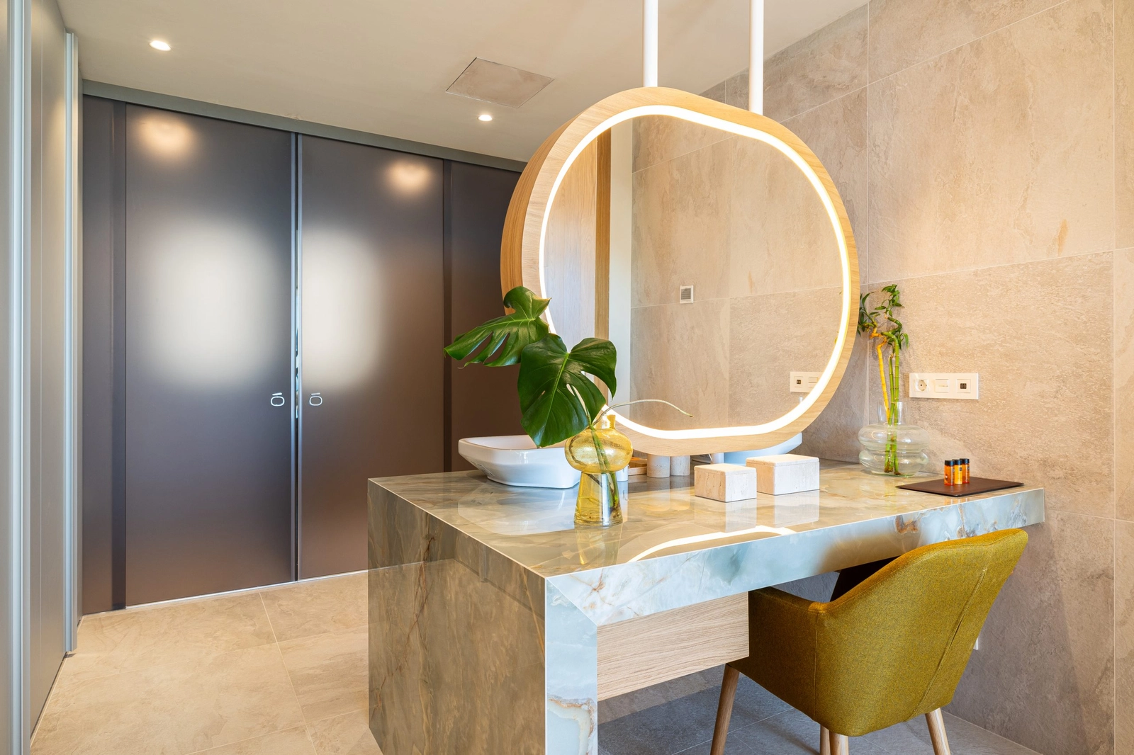 En stilfull badrumskommod, tillverkad med vacker grön marmor och designbeslag.