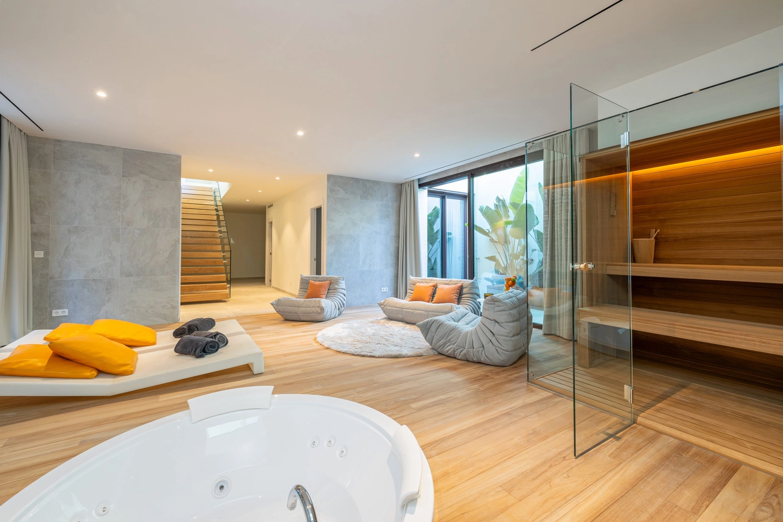 Varje villa har ett privat spa med jacuzzi och bastu för ultimat avkoppling.