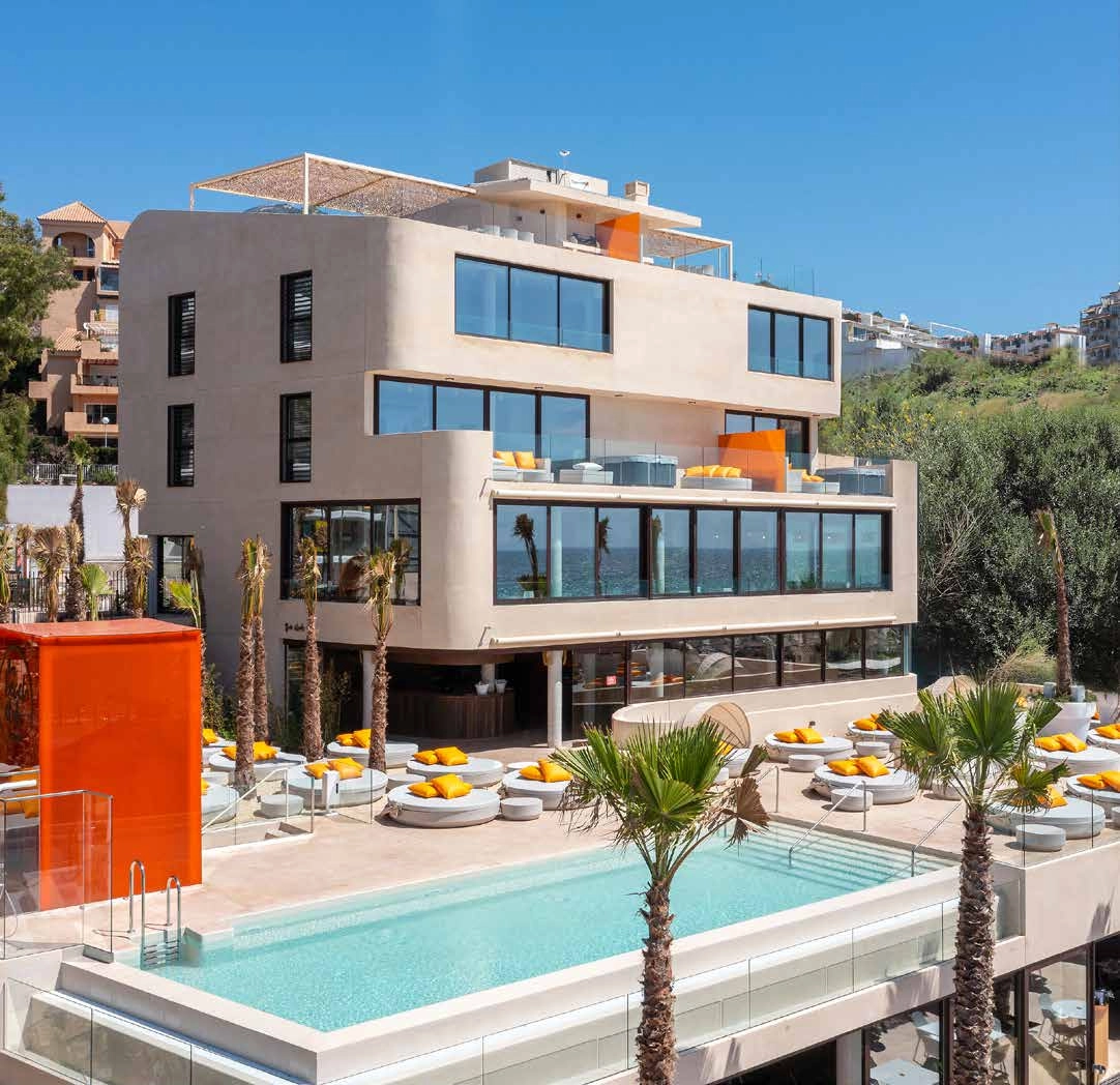 Den exklusiva Beach Club erbjuder en vacker poolmiljö vid Medelhavet.