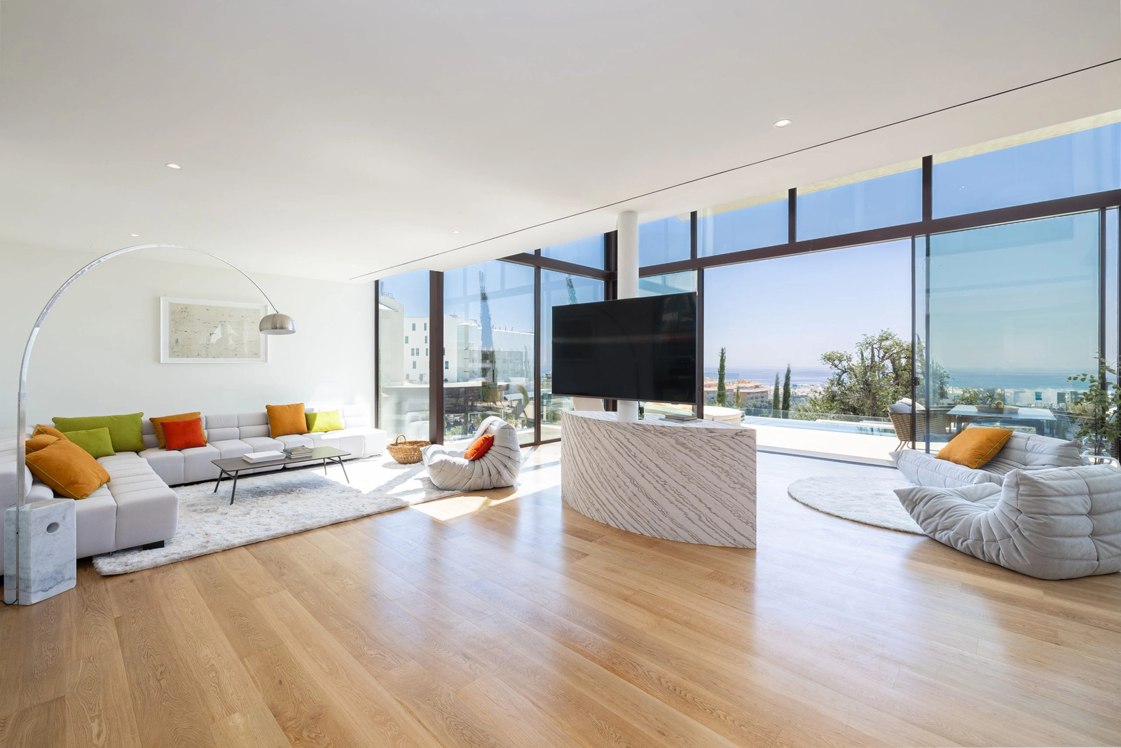 Rymliga, ljusa vardagsrum är designade för komfort och modernt lyxliv.