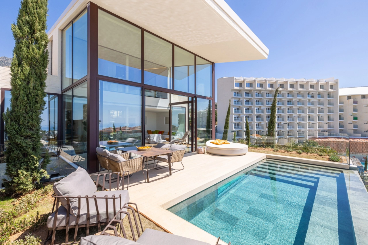 En fantastisk privat pool och terrass, designad för att njuta av det underbara klimatet i södra Spanien.