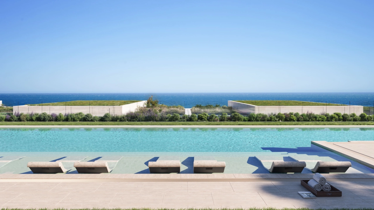 Den fantastiska gemensamma simbassängen har en infinity-kant som smälter samman med Medelhavets horisont.