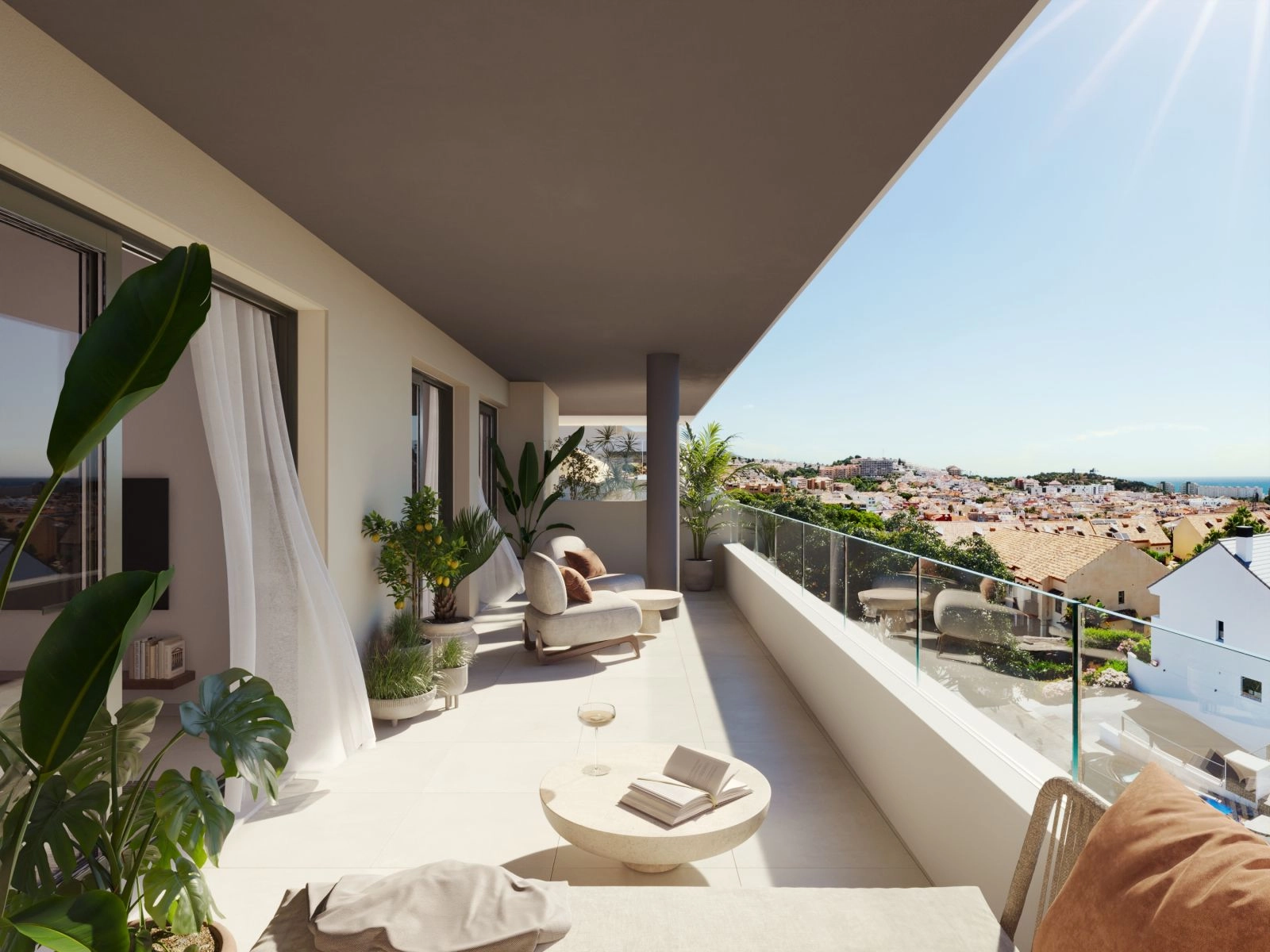 Rymliga privata terrasser erbjuder fantastisk utsikt över Fuengirola och Medelhavet.