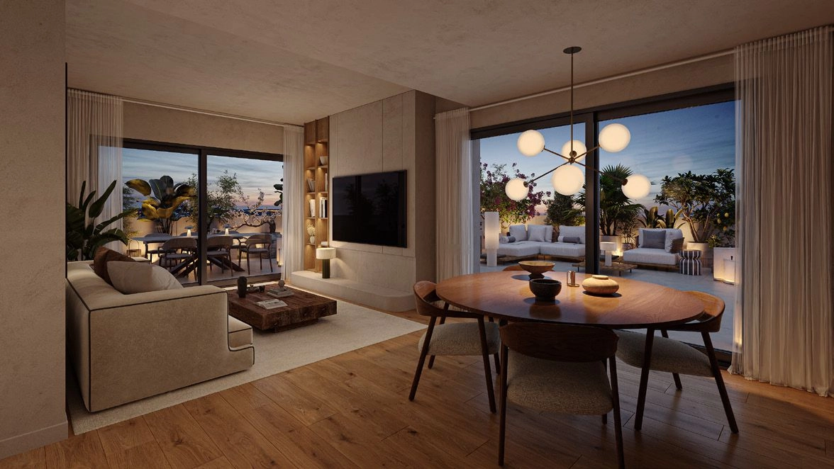 Eleganta vardagsrum flödar sömlöst ut på terrassen, fyllda med naturligt medelhavsljus.