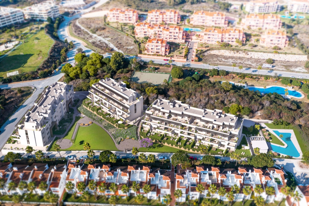 En flygbild över det moderna bostadskomplexet, perfekt integrerat i Costa del Sols gröna landskap.