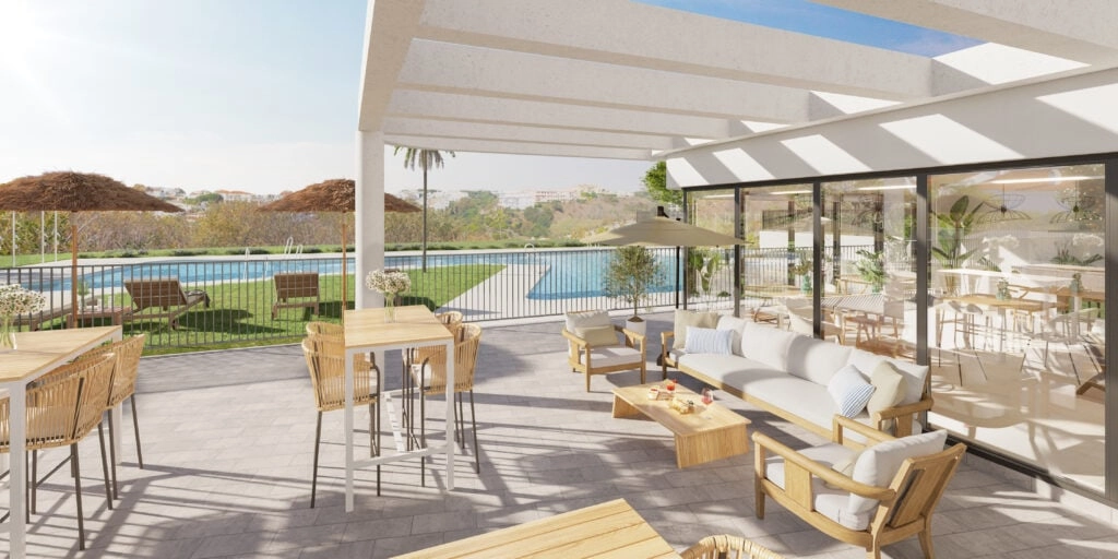 Terrassen vid poolen och loungeområdet erbjuder en perfekt miljö för avkoppling i den spanska solen.
