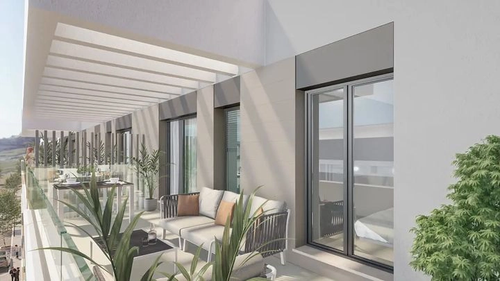 Rymliga terrasser är designade för att njuta av medelhavsklimatet och utomhuslivet.