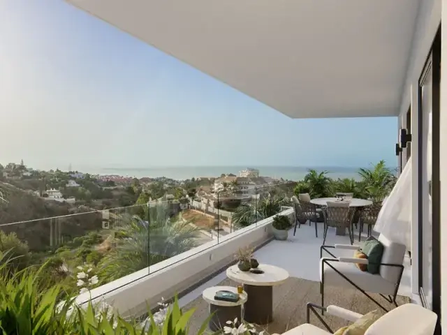 Generösa privata terrasser erbjuder en perfekt plats för avkoppling och för att njuta av det vackra vädret på Costa del Sol och havsutsikten.
