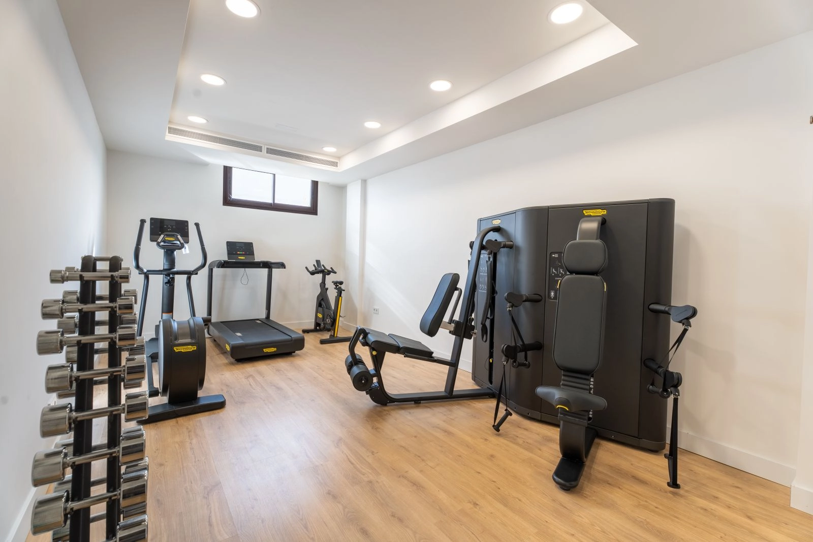Håll dig aktiv i boendes privata, fullt utrustade gym.
