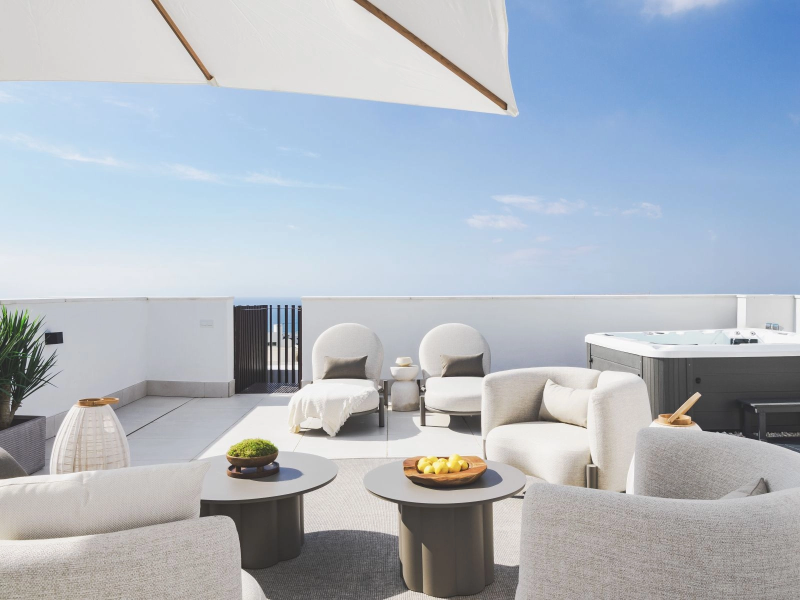 Takets solarium erbjuder en privat plats för solbad och avkoppling, med otrolig utsikt över Costa del Sol.