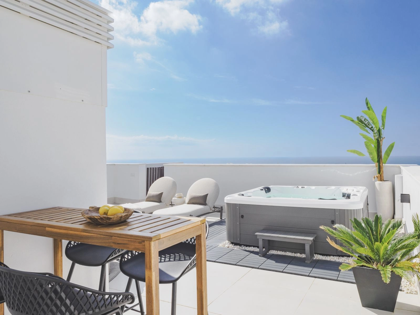 Takvåningarnas terrasser inkluderar en modern jacuzzi, perfekt för att koppla av under den spanska solen.