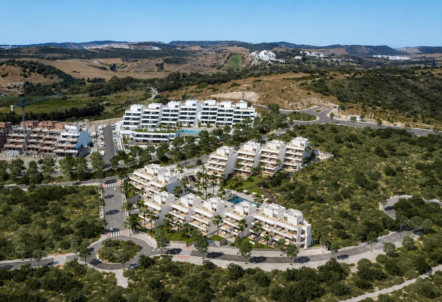 En flygbild över bostadsområdet som visar dess moderna arkitektur och integration med Costa del Sols naturliga landskap.