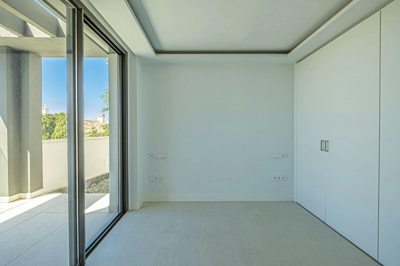 Varje sovrum är designat för komfort, med gott om utrymme, naturligt ljus och tillgång till terrasser.