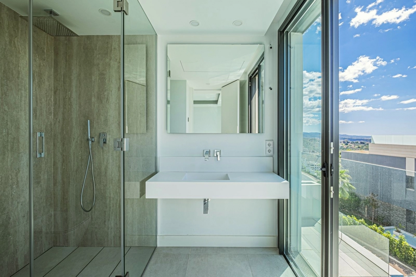 Snygga, moderna badrum med högkvalitativa material och samtida design genomgående.