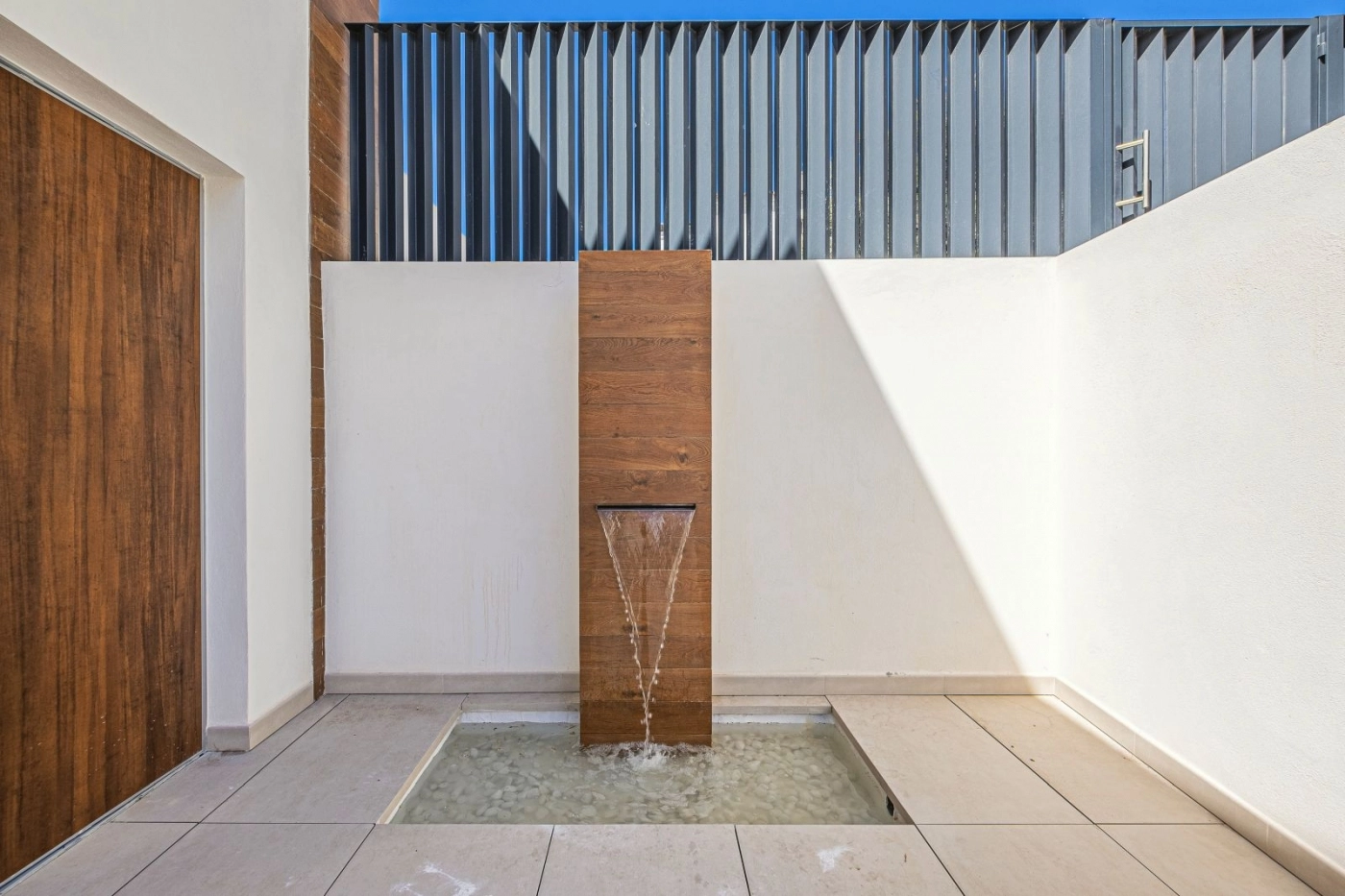 En lugn Zen-inspirerad fontän välkomnar dig vid entrén och skapar en känsla av lugn och ankomst.