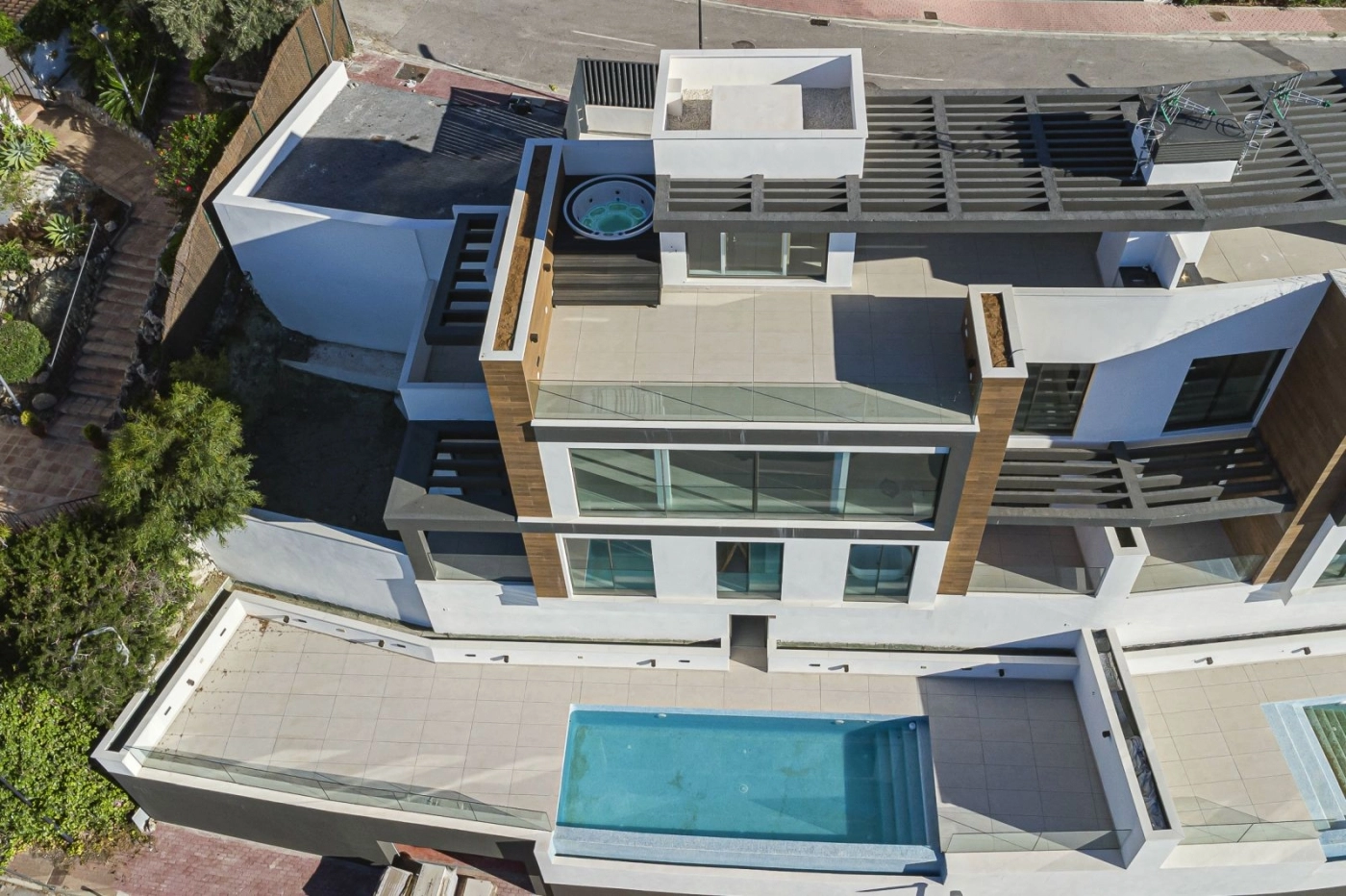 Den samtida arkitekturen i dessa lyxbostäder smälter sömlöst in i det naturliga landskapet.