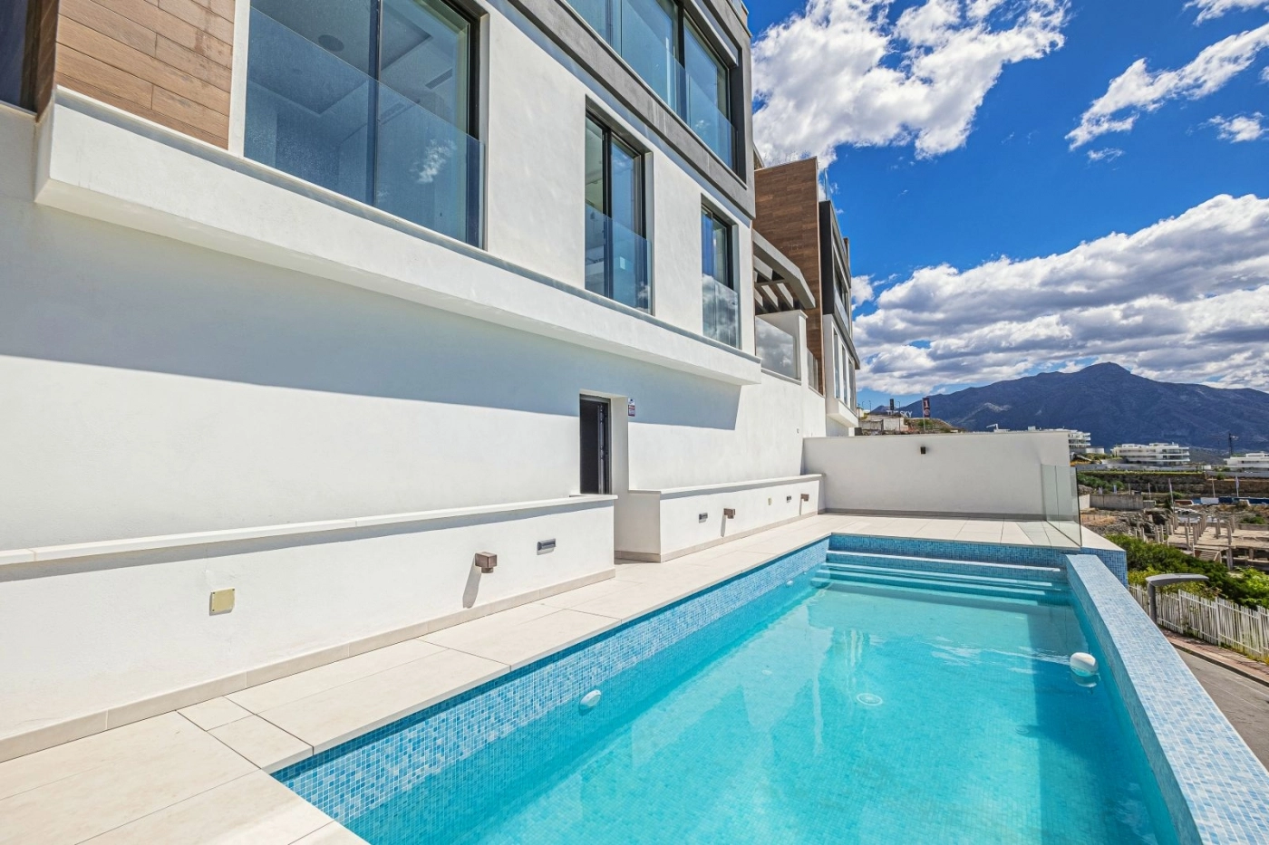 Din privata infinitypool är en perfekt oas för avkoppling medan du njuter av det spanska klimatet.