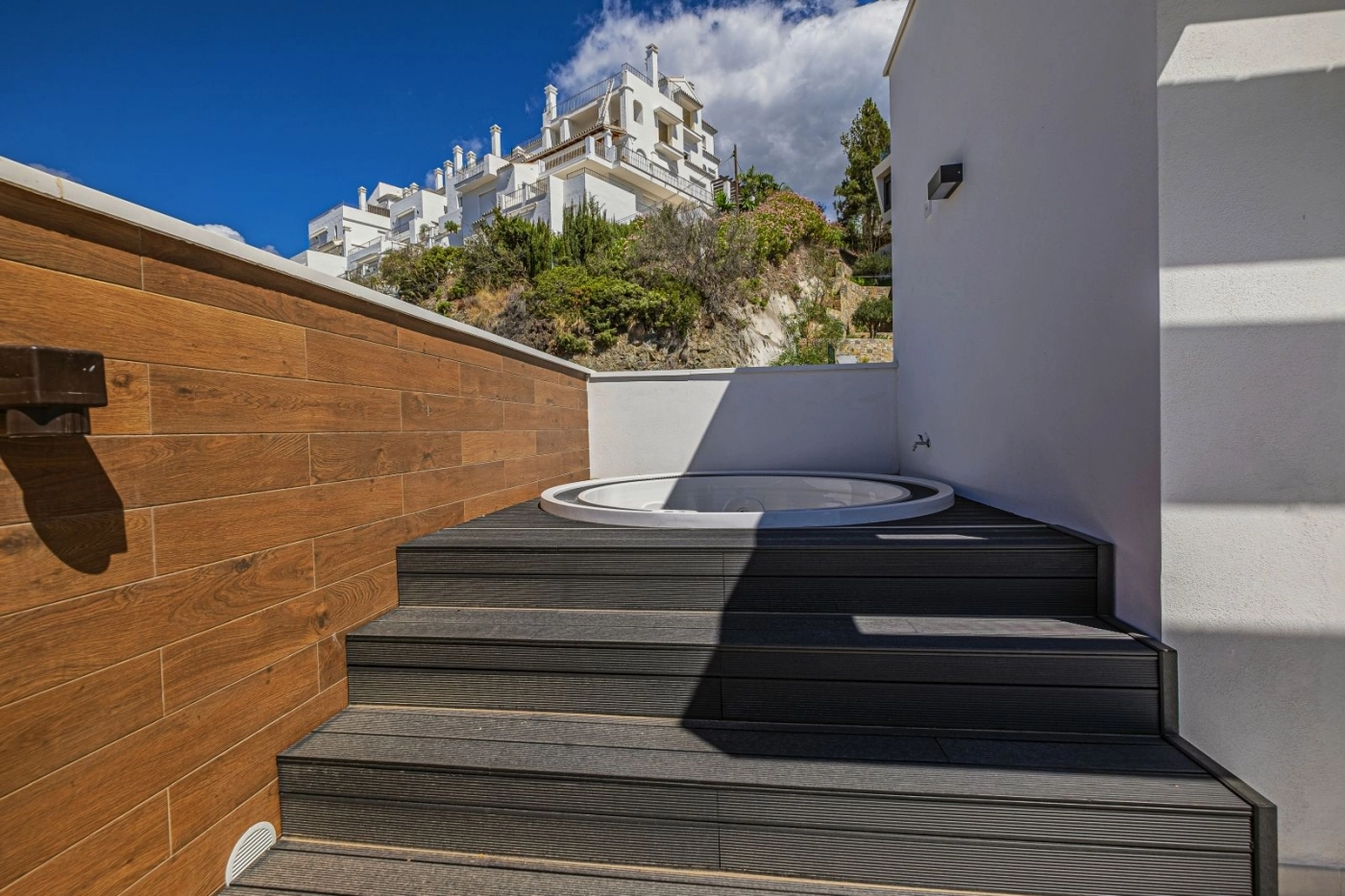 Koppla av i takjacuzzin, en privat tillflyktsort med fantastiska naturliga omgivningar.