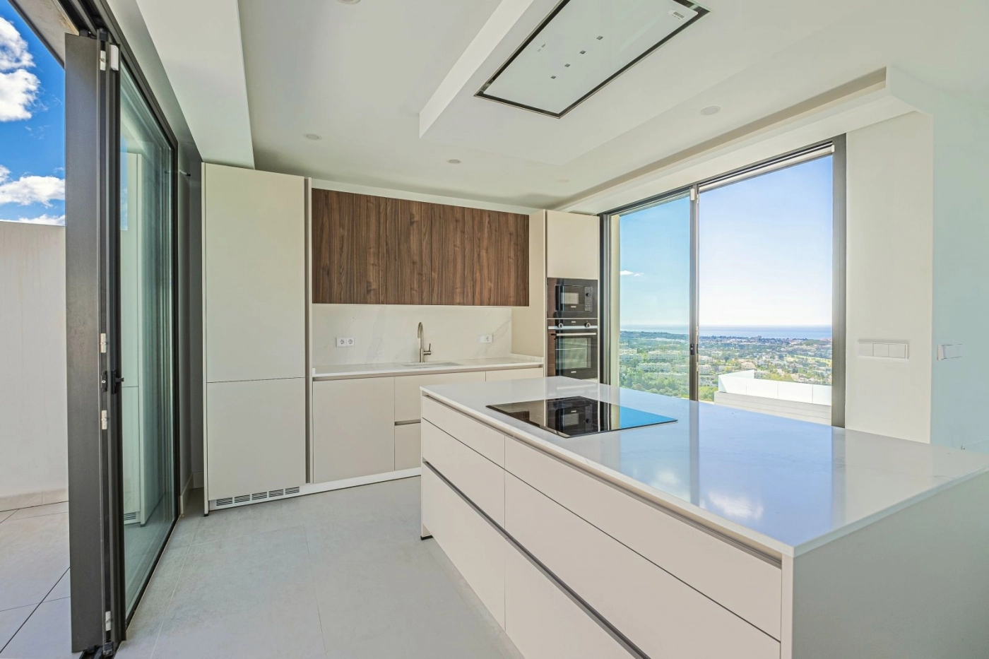 Ett toppmodernt kök, designat för både funktionalitet och stil, med premiumvitvaror.