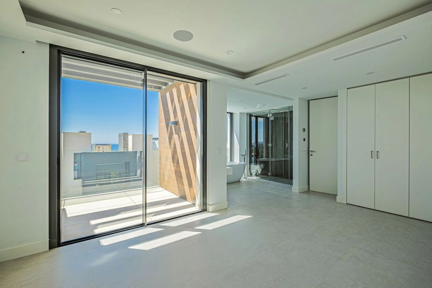 Master-sviten erbjuder en fridfull och rymlig fristad med direkt tillgång till en privat terrass.