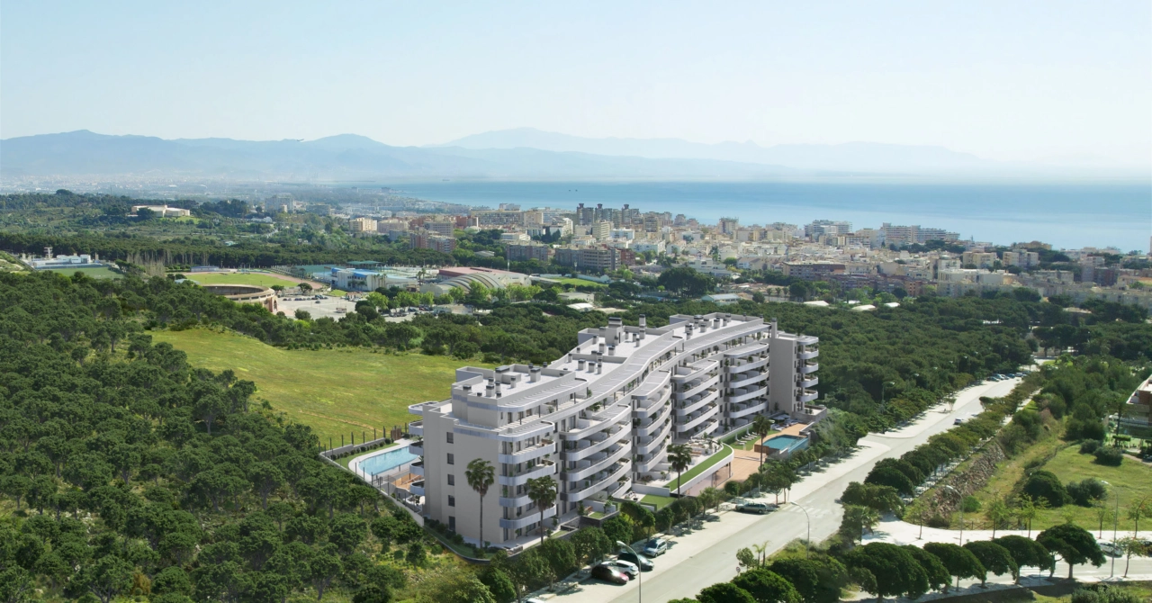 En flygbild över bostadsområdet, som visar dess utmärkta läge i Torremolinos med Medelhavet i bakgrunden.
