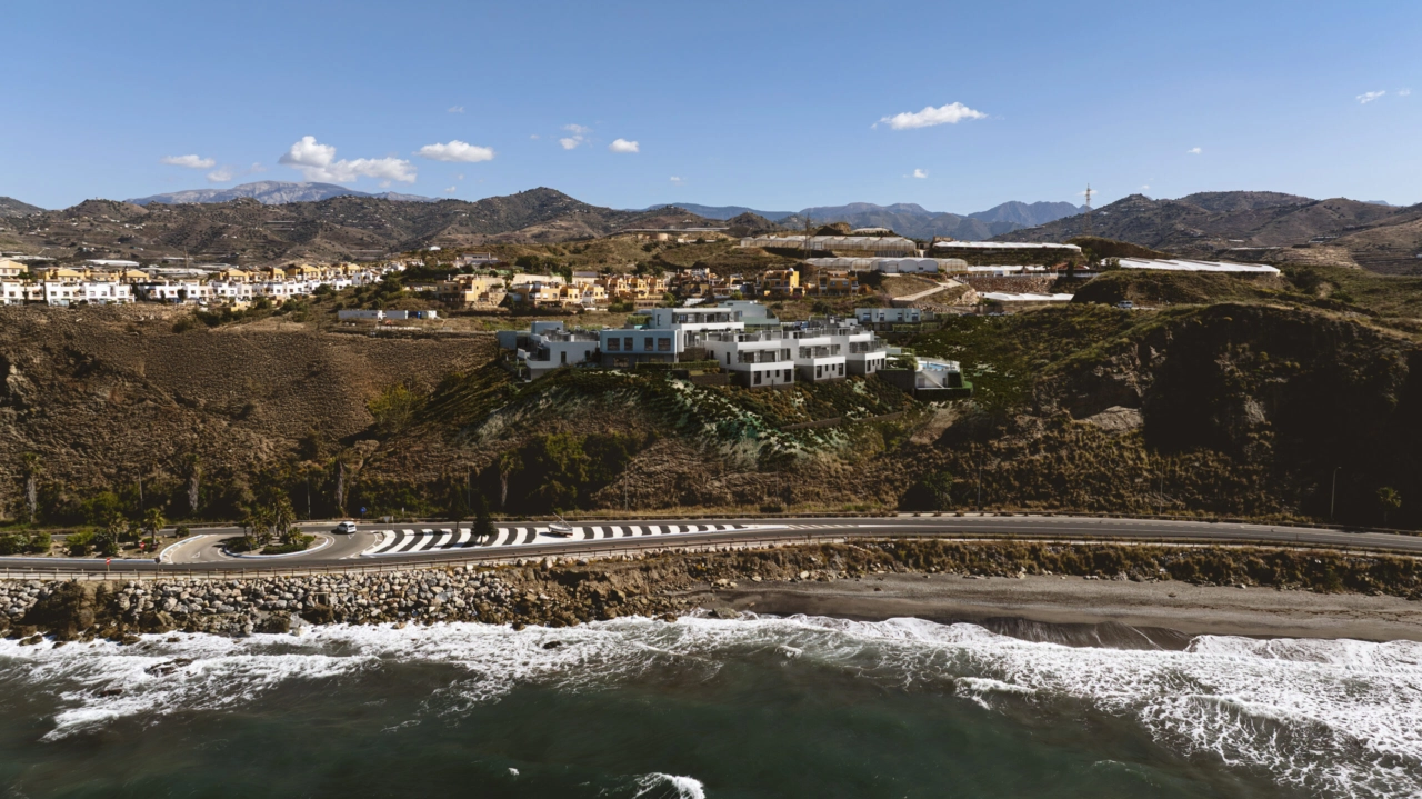 Området är perfekt integrerat i sluttningen och erbjuder avskildhet samt magnifik utsikt.