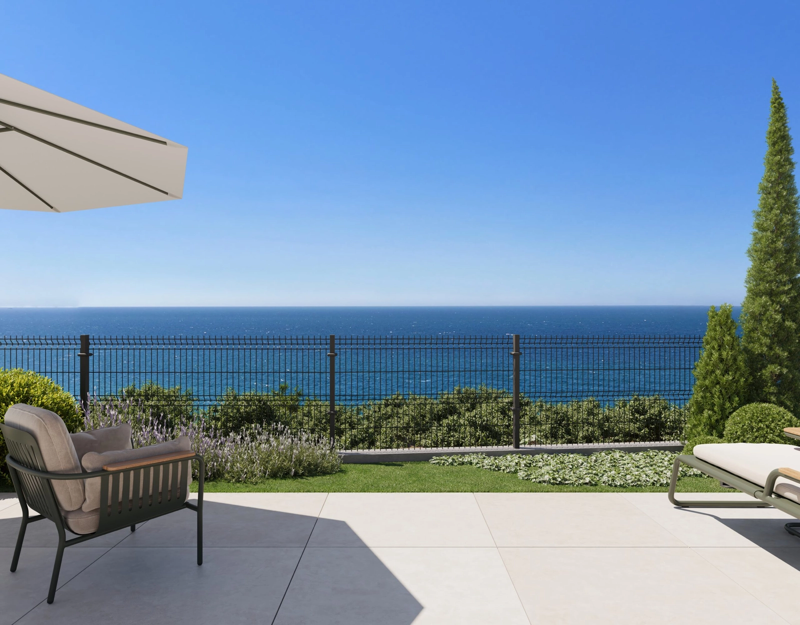 Ett lugnt hörn i din privata trädgård, omgiven av vacker landskapsarkitektur med havet i bakgrunden.