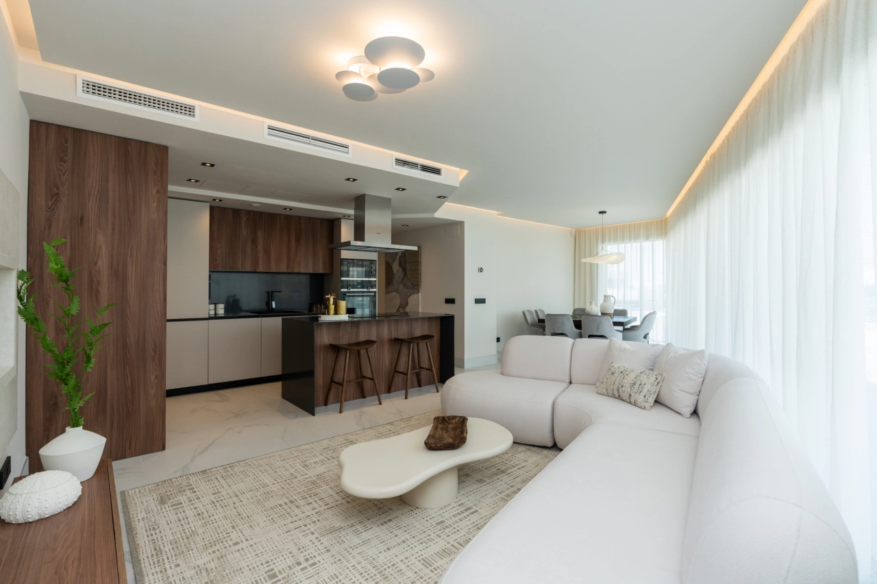 Samtida interiörer har högkvalitativa material och en design som maximerar naturligt ljus och rymd.