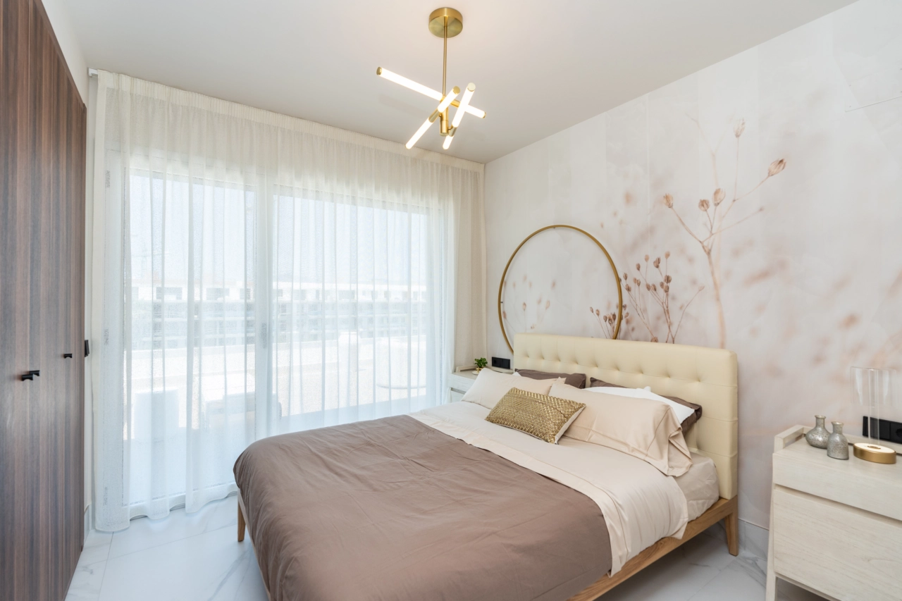 Varje sovrum är en fristad av lugn, omsorgsfullt designat med komfort och stillhet i åtanke.