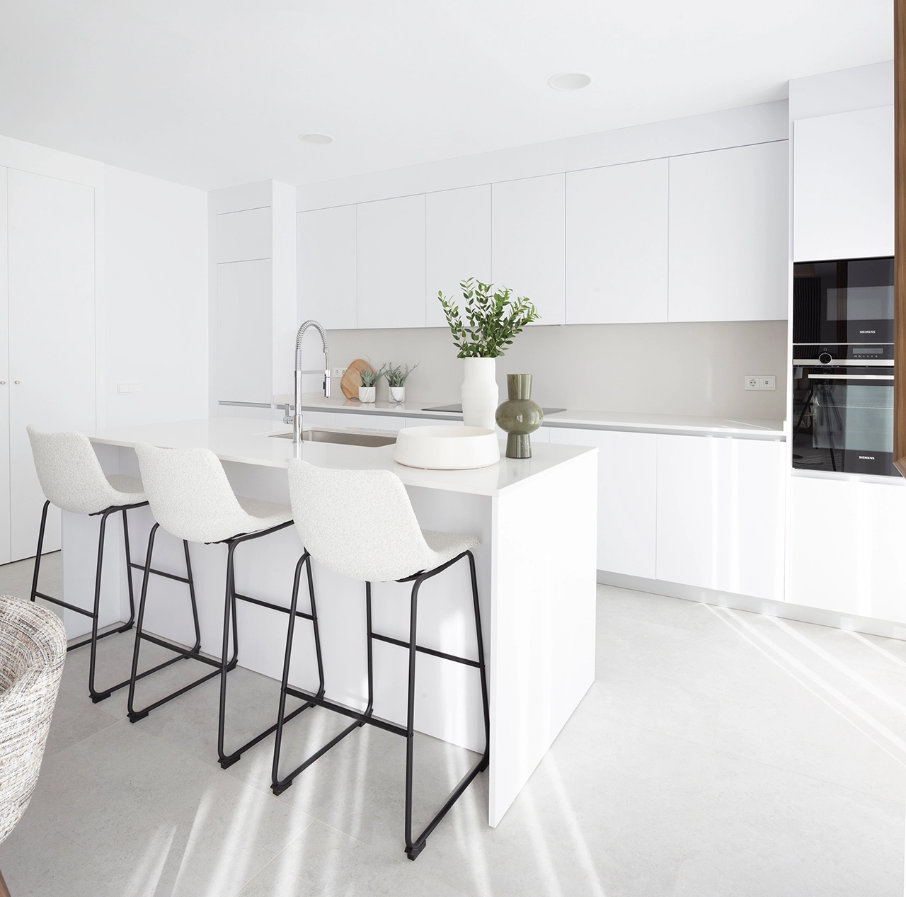 Ett modernt kök med öppen planlösning, utrustat med högkvalitativa vitvaror och ytskikt, perfekt för sociala tillställningar.