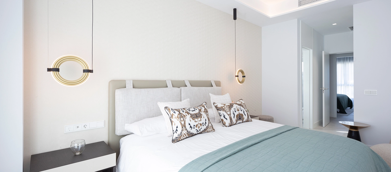 Eleganta sovrum erbjuder en fridfull tillflyktsort med rofylld design och material av hög kvalitet.