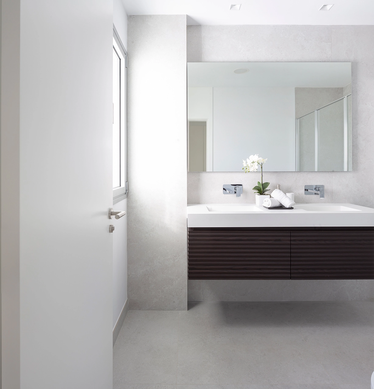 Stilrena och moderna badrum är utrustade med exklusiva inredningsdetaljer för en spa-liknande upplevelse.