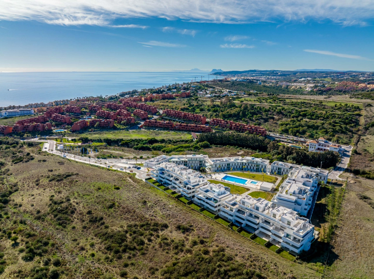 Flygfoto över Serenity Gardens, som visar dess vackra läge på Costa del Sol, med Medelhavet i närheten.