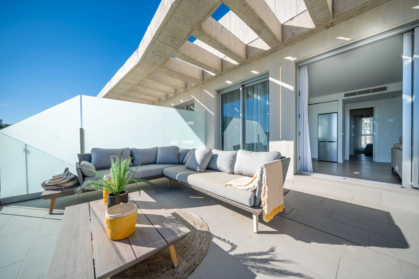 En generös privat terrass, perfekt för avkoppling, middagar och att njuta av det underbara klimatet i södra Spanien.