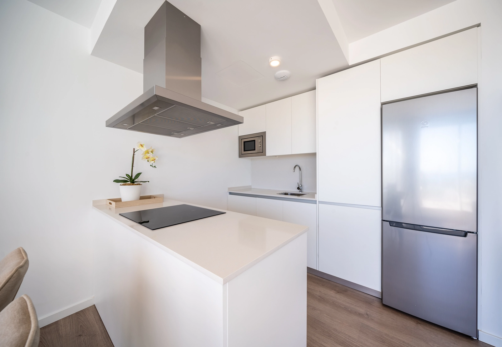 Ett stilrent och modernt kök, fullt utrustat och designat med en öppen planlösning för enkel underhållning.