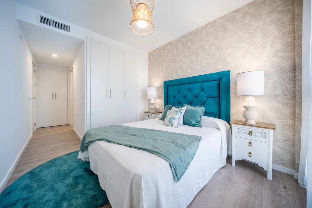 Det största sovrummet erbjuder en lugn tillflyktsort, med elegant design och gott om naturligt ljus.