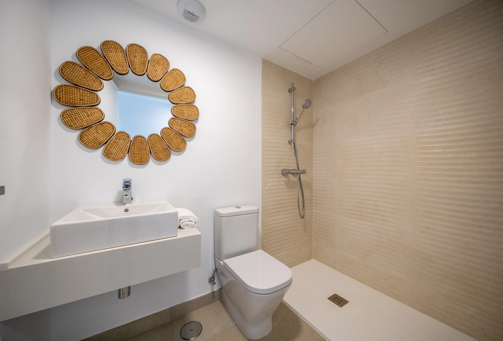 Ett modernt badrum med högkvalitativa inredningsdetaljer och en ren, minimalistisk design för ultimat avkoppling.