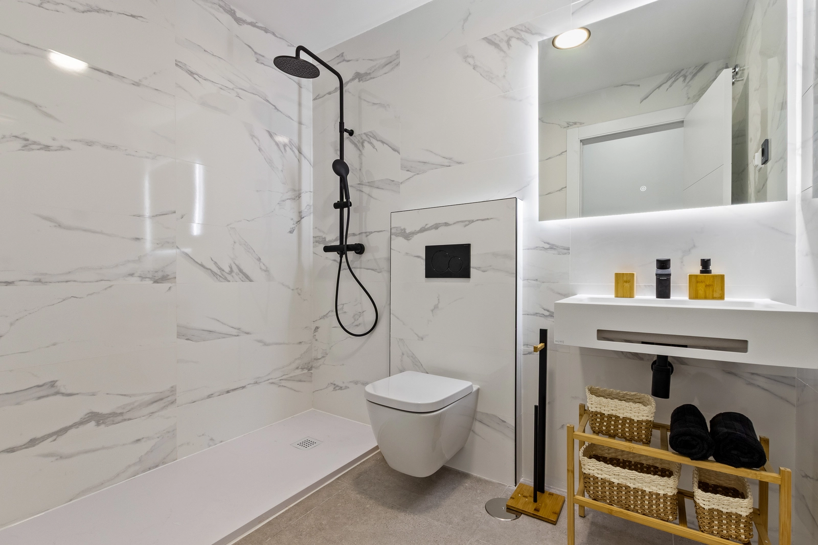 Ett modernt badrum inrett med högkvalitativa material, med en walk-in dusch och moderna armaturer.